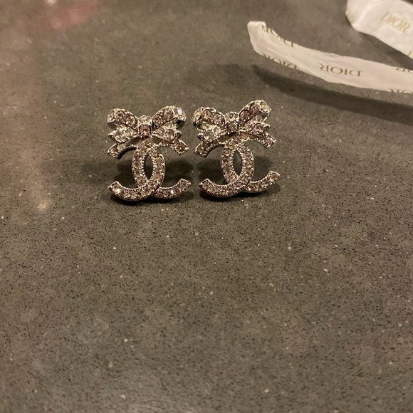 Authentic bow CC logo earrings (sterling silver stamped along w/Chanel hallmark - Picture 1 of 6